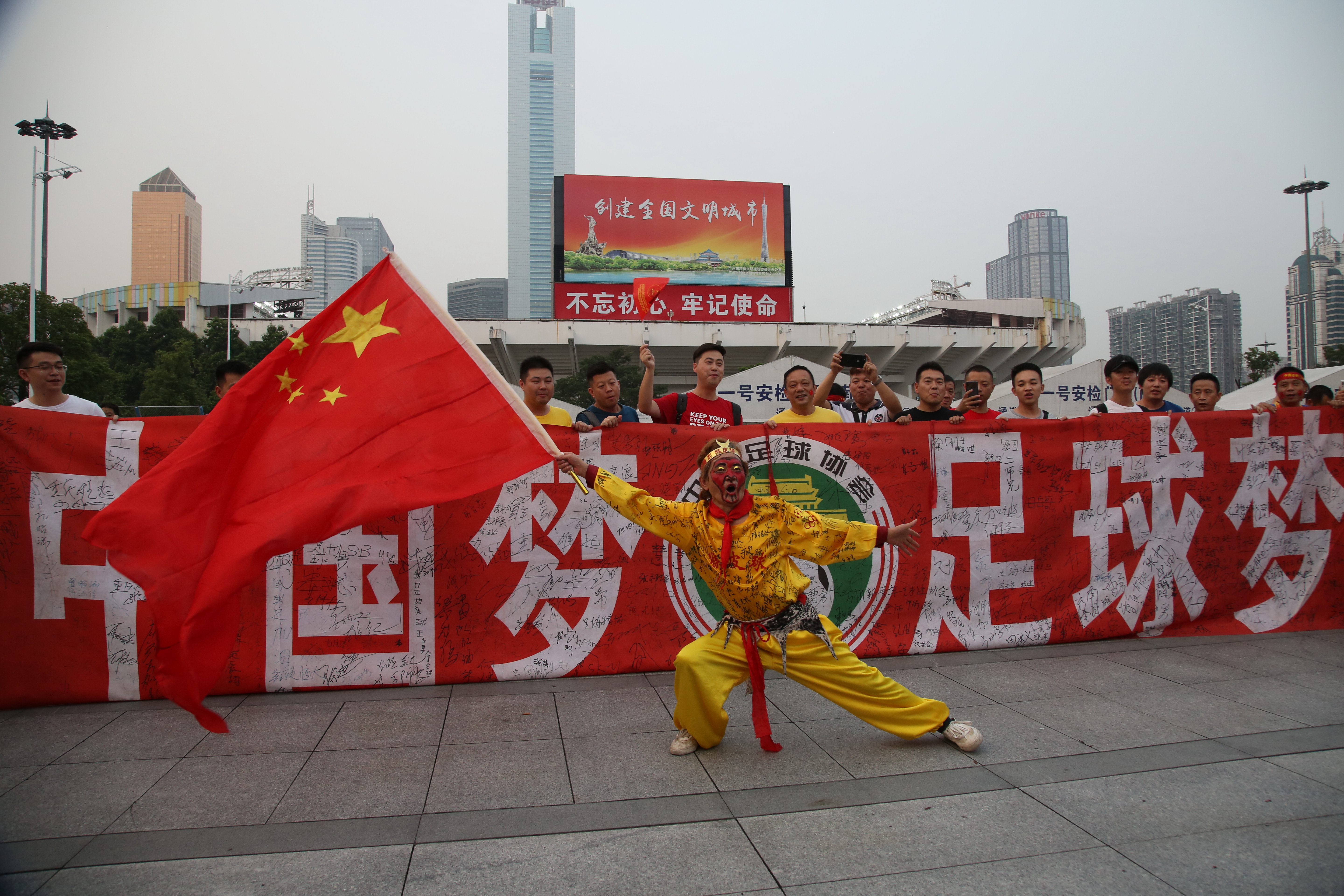天博体育下载-河床球迷现场助威，球队士气高涨的简单介绍