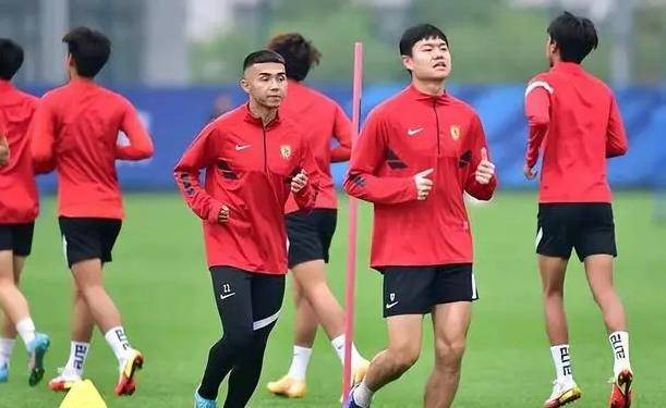 东亚杯悬念拉满！国足预测阵容含2天才，颜骏凌镇守+韦世豪突击的简单介绍