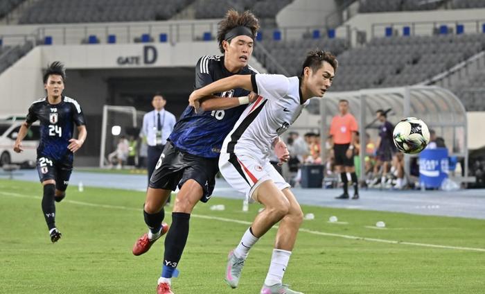 国足东亚杯首开记录，1-0小胜香港队逃离垫底，滑跪庆祝的简单介绍